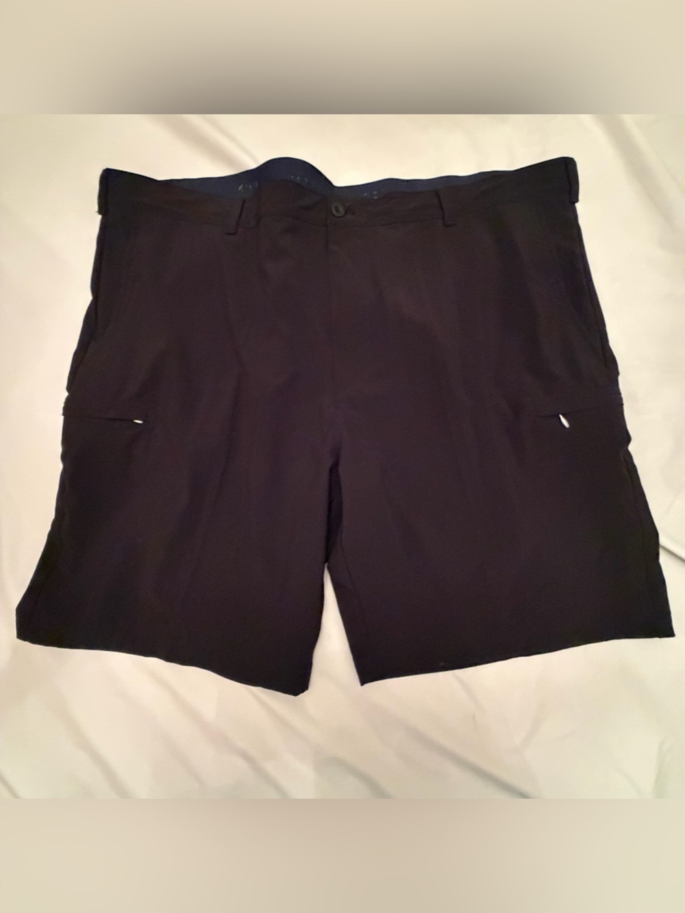 Izod golf Men's Black Cargo Shorts with Secure Pockets size 48
